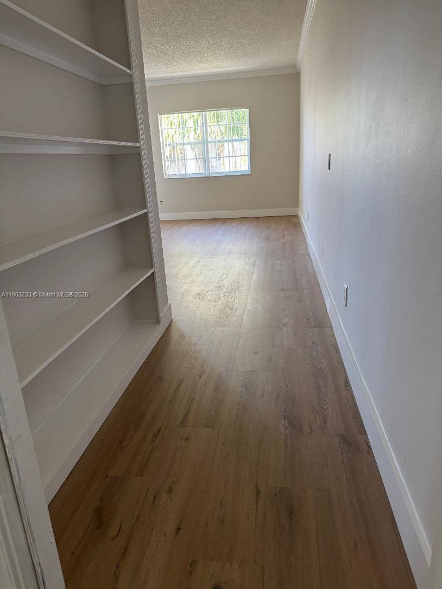 1 bed 1 bath Apartment in Village by the Bay. New floor, new paint, new kitchen counter top. Complex offers a lot of amenities. Common pool, tennis court, gym. Guard at the Gate. 1 assigned cover parking. Great location!!!