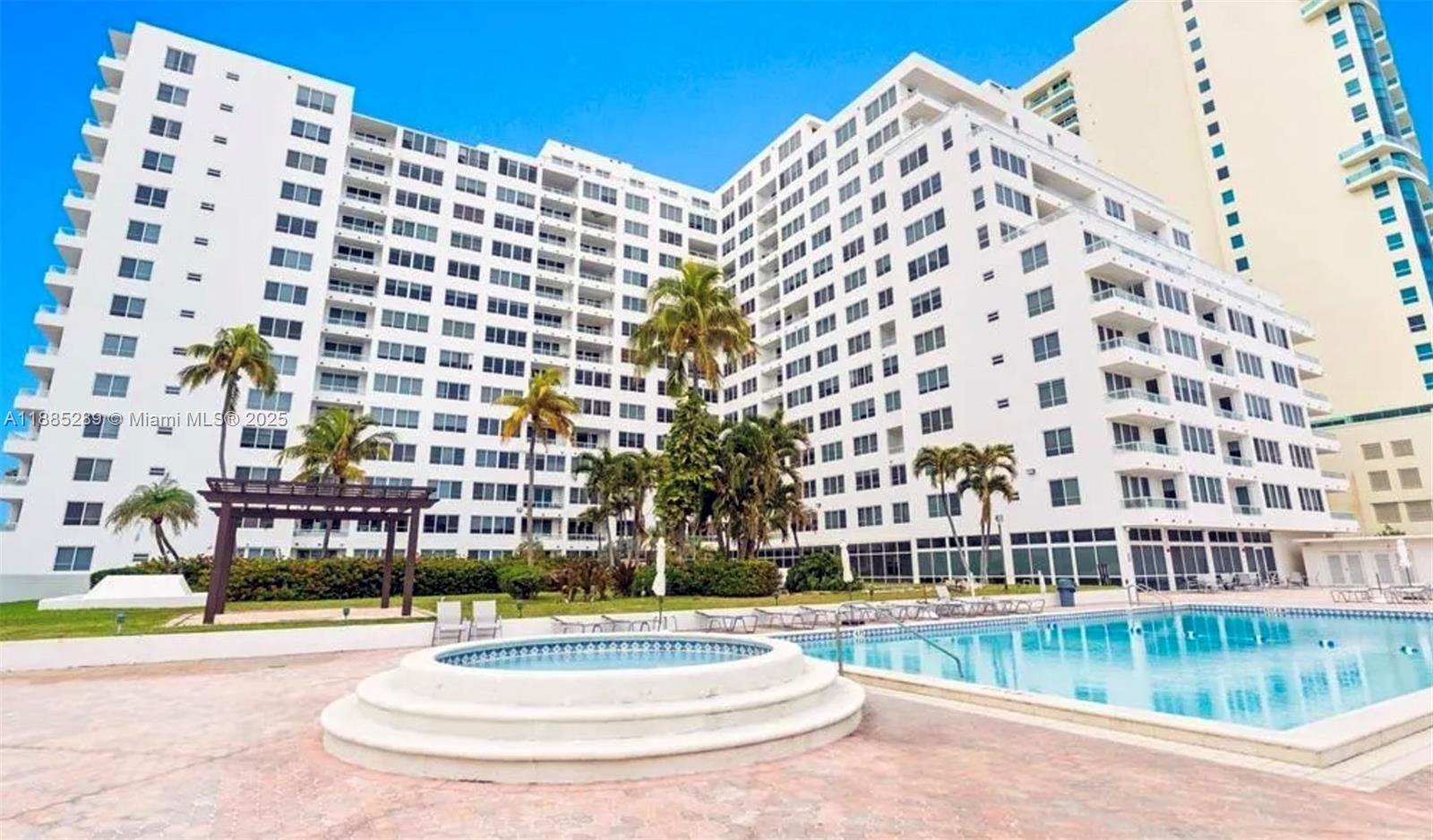 5005 Collins Ave 523