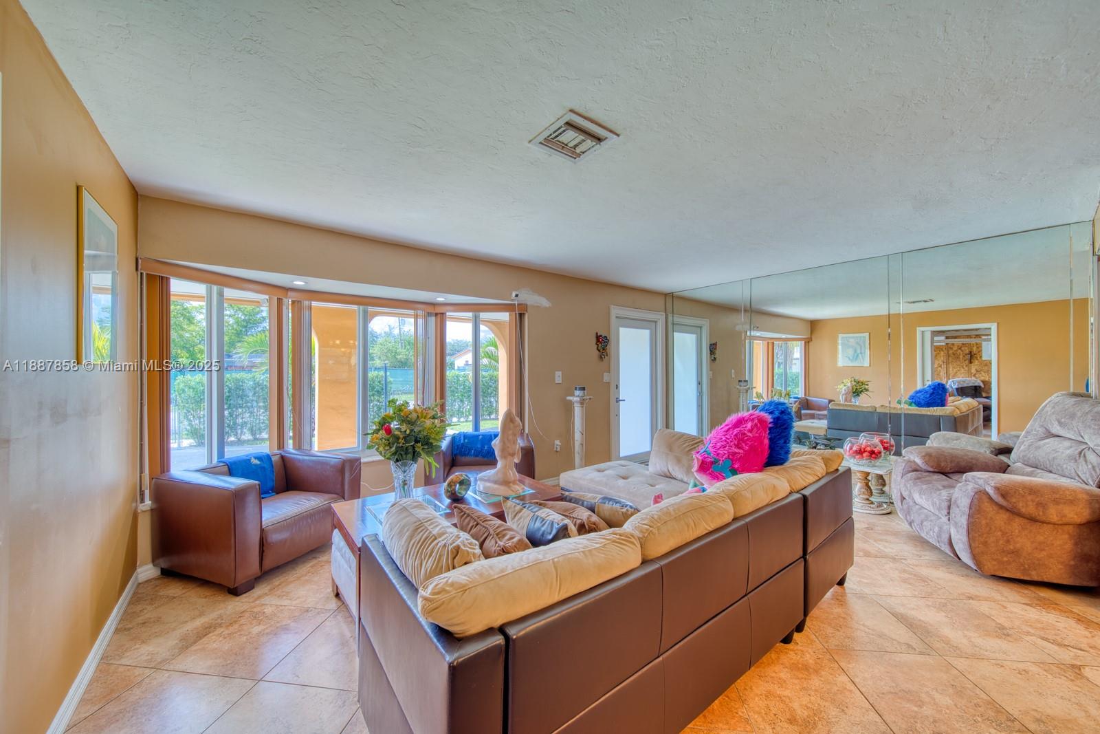 CORAL GARDENS - Residential