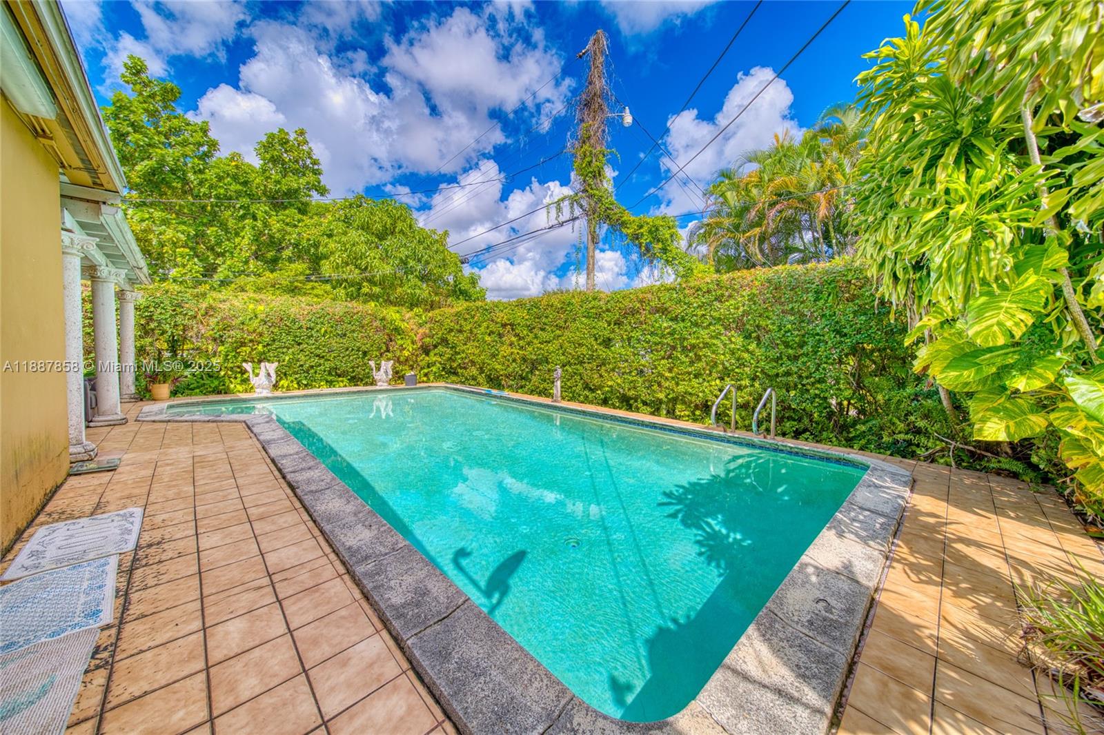 CORAL GARDENS - Residential