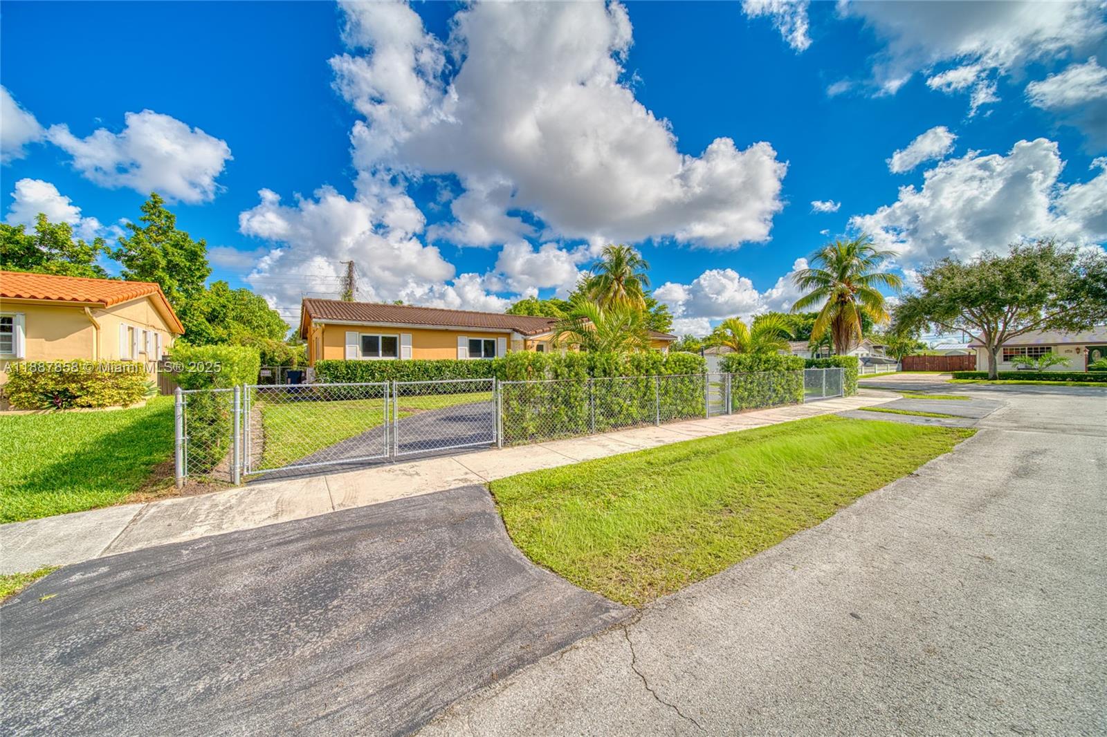 CORAL GARDENS - Residential