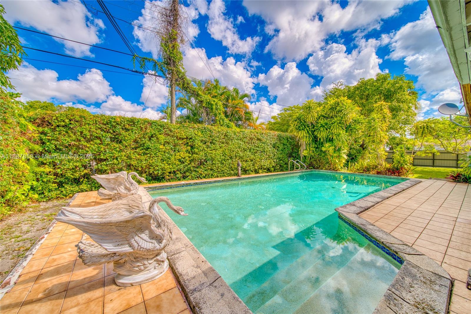 CORAL GARDENS - Residential