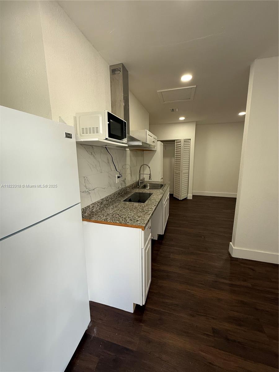 Rental Property at 15510 Sw 57th Ter 15510, Miami, Broward County, Florida - Bedrooms: 1 
Bathrooms: 1  - $1,500 MO.