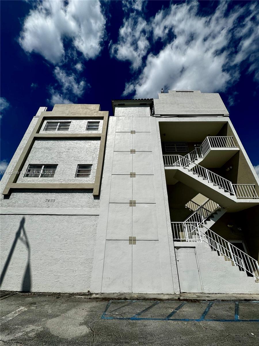 1st floor office conveniently located office for rent on Coral Way right next to the expressway.