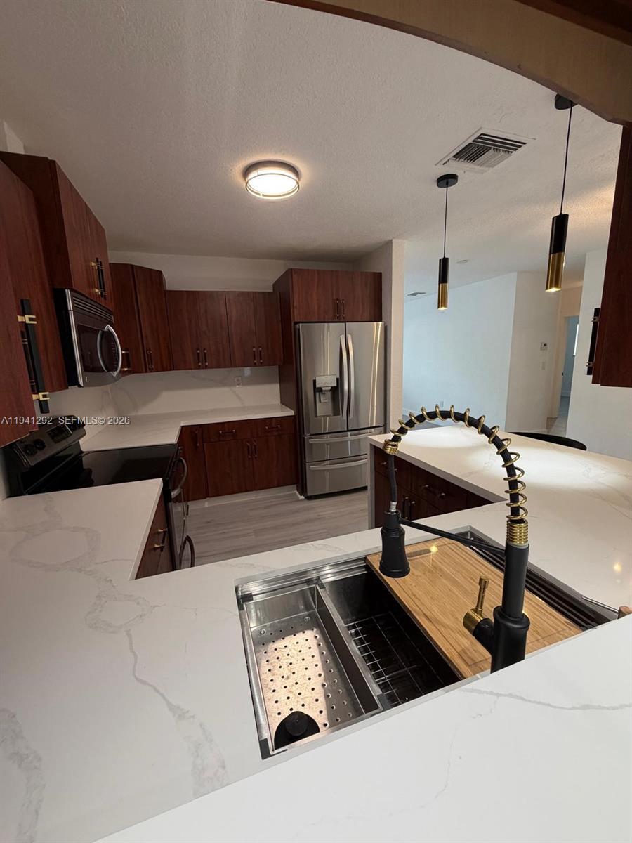 CORAL GARDENS - Residential Lease