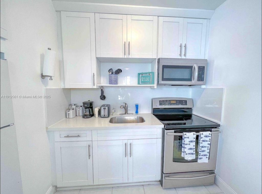 Photo of 326 Wilson St #205, Hollywood, FL 33019 (MLS # A11912561)