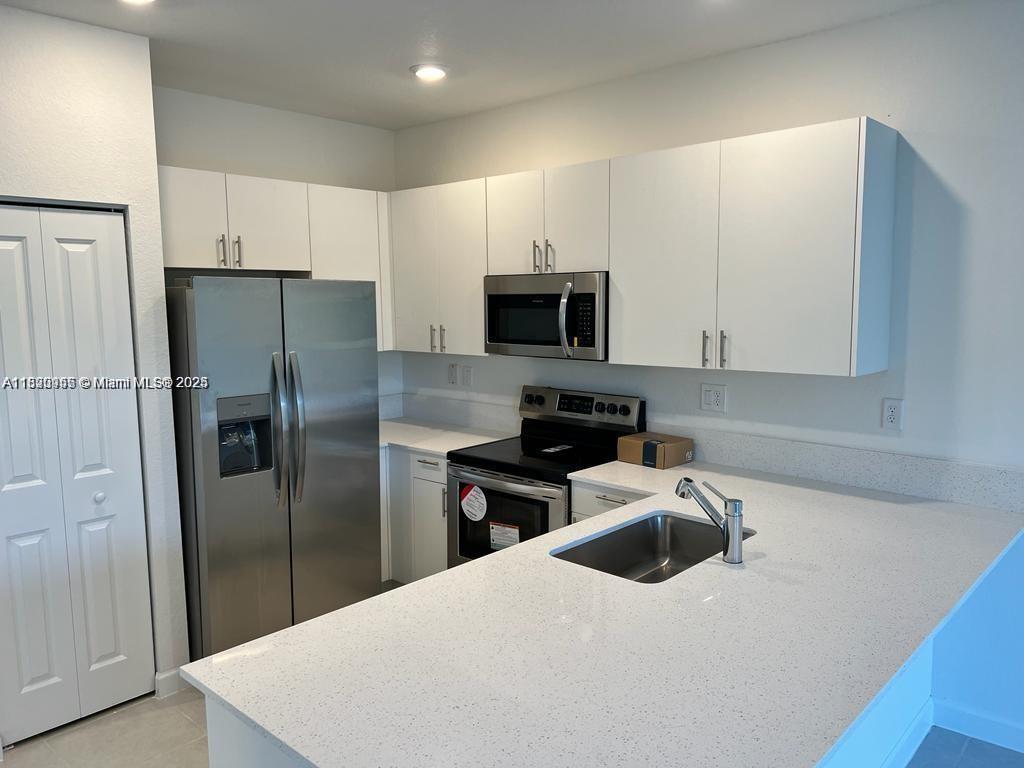 2633 SE 10th St .