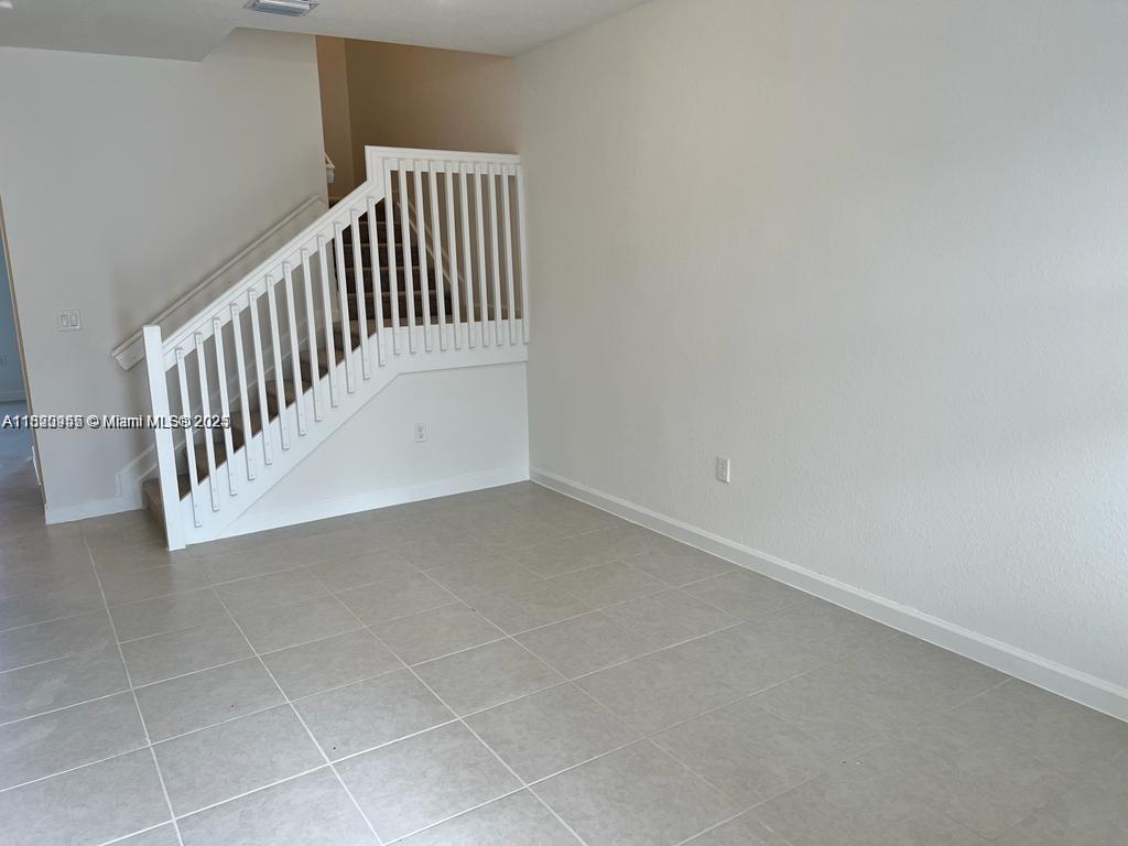 2633 SE 10th St .