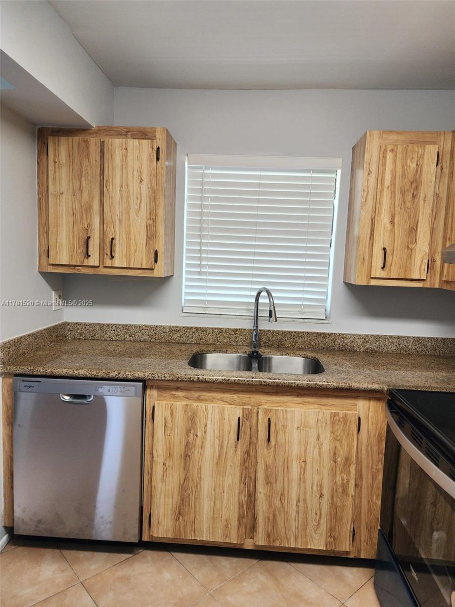 6061 Shakerwood Cir 208, Tamarac, Broward County, Florida - 2 Bedrooms  
2 Bathrooms - 