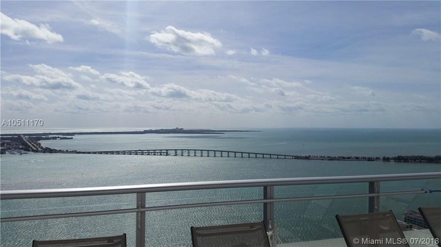 Wonderful 3 bedrooms , 2 Bathrooms plus powder room. Corner Unit with amazing Water views. Marble floors and California style closets. Beautiful BrickellHouse building, Gym, Spa, Bbq Area, Lounge rooms, Rooftop pool, Lap pool.