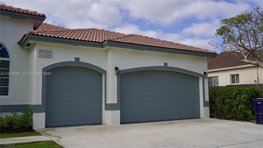 Beautiful 4 Bedrooms 3 1/2 Bathrooms Spacious Living and Dining Area Hugh Lawn Close to Schools and Malls