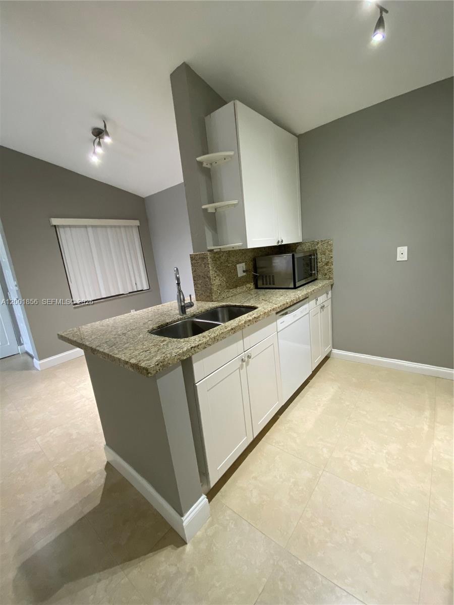 LAKEVIEW CLUB CONDO - Residential Lease