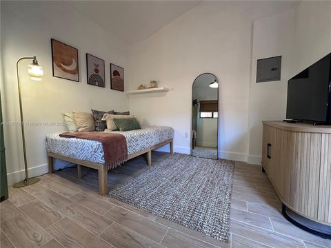 52 NW 68th St R Miami FL 33150