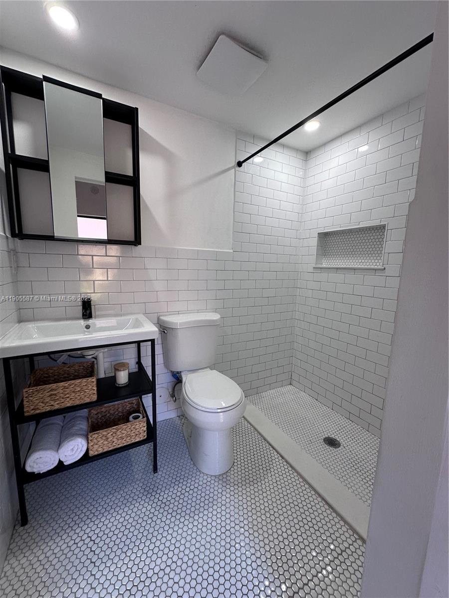 EDISON HEIGHTS SEC D - Residential Lease