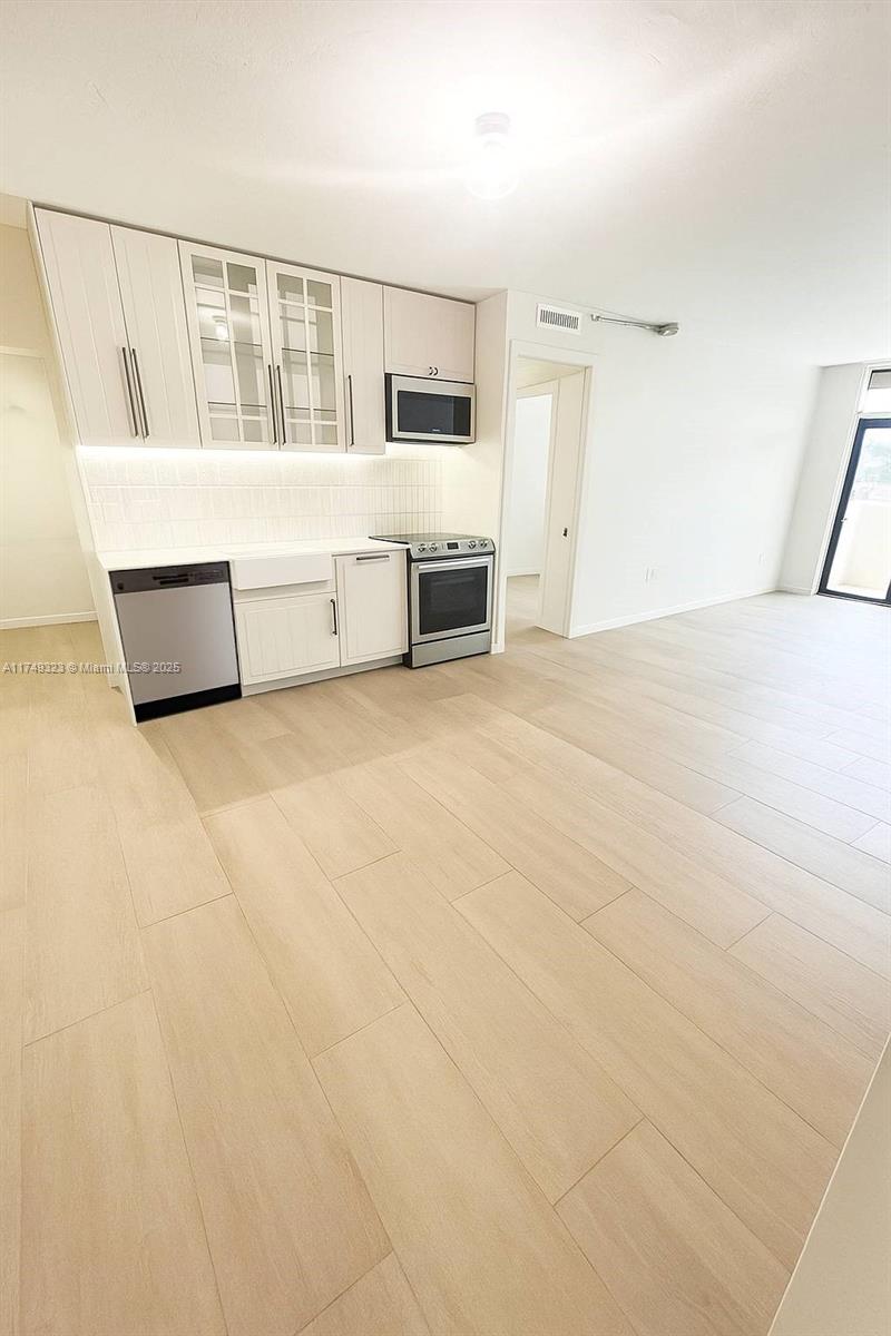 10185 Collins Ave 323