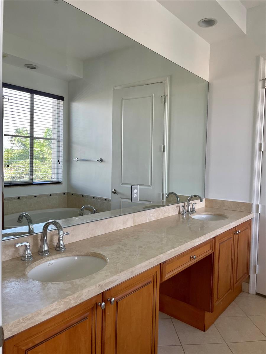 VILLA FLORA CONDO - Residential