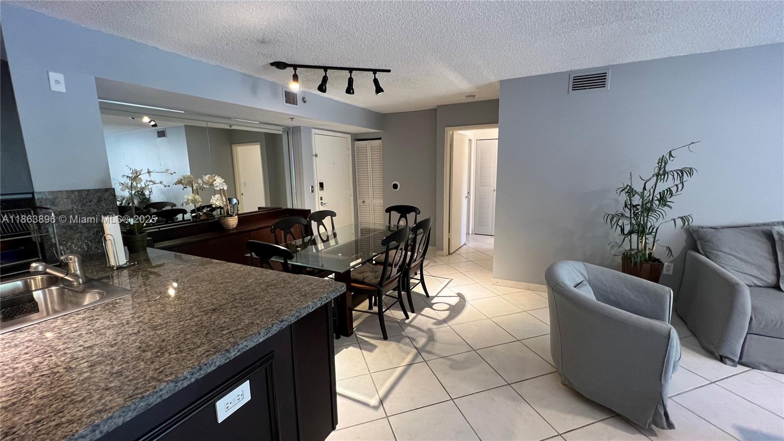 19555 E Country Club Dr 8305