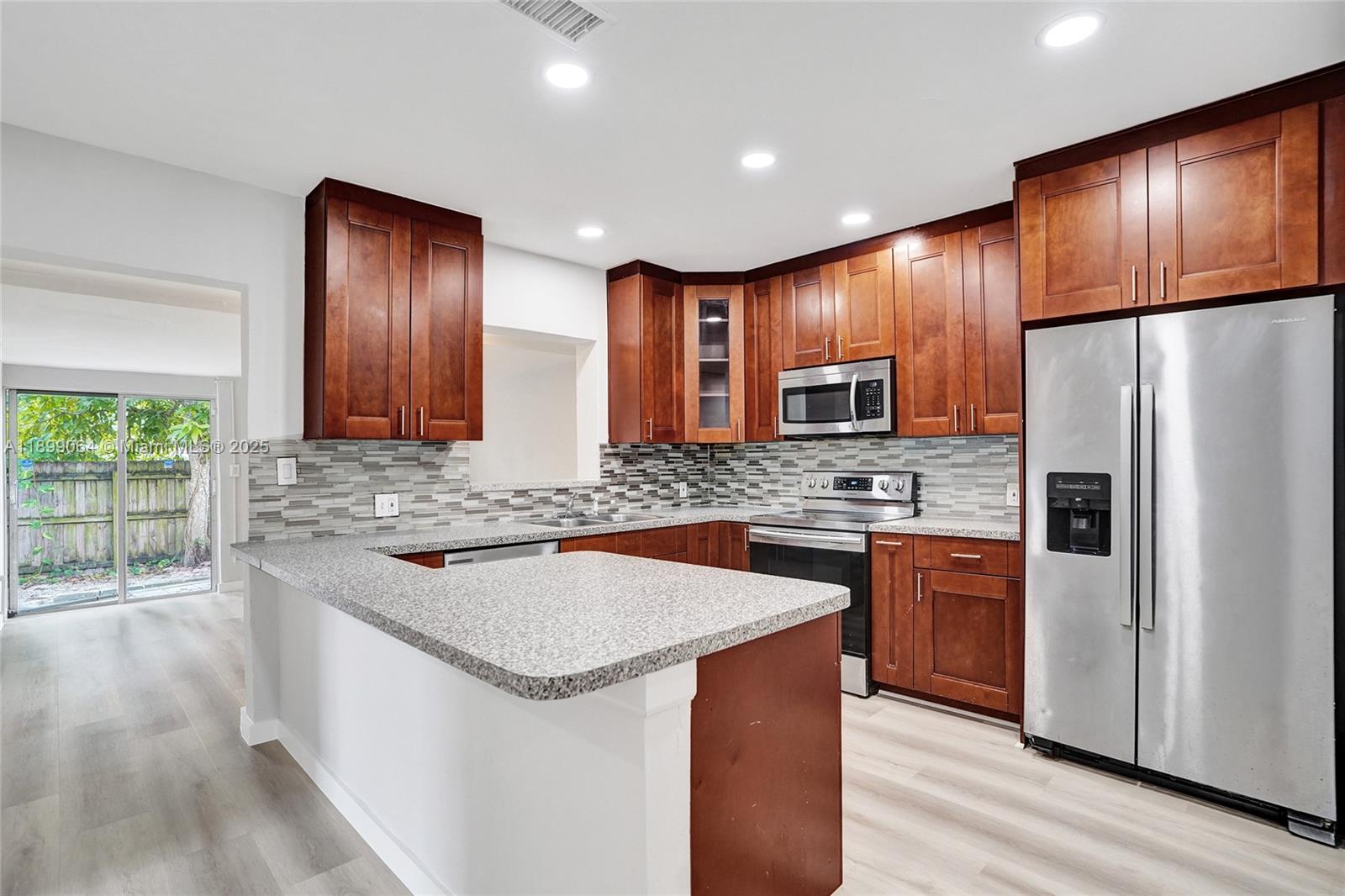 BROADVIEW COUNTRY CLUB - Residential Lease