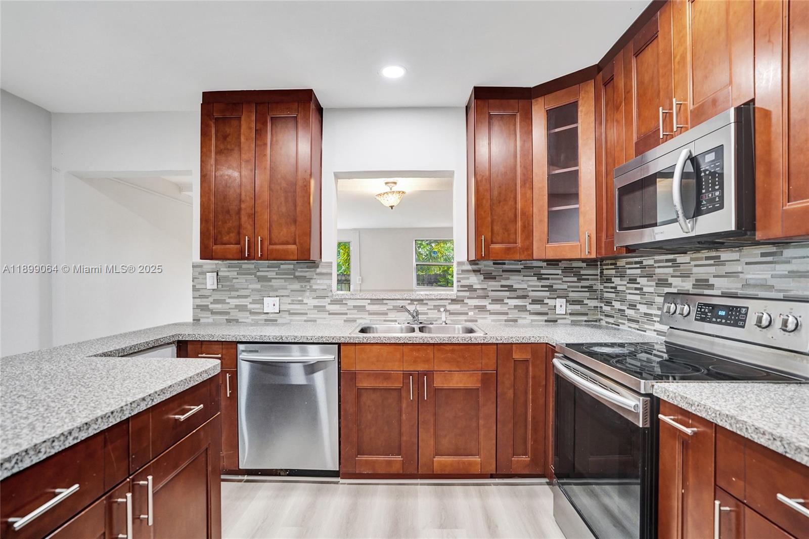 BROADVIEW COUNTRY CLUB - Residential Lease