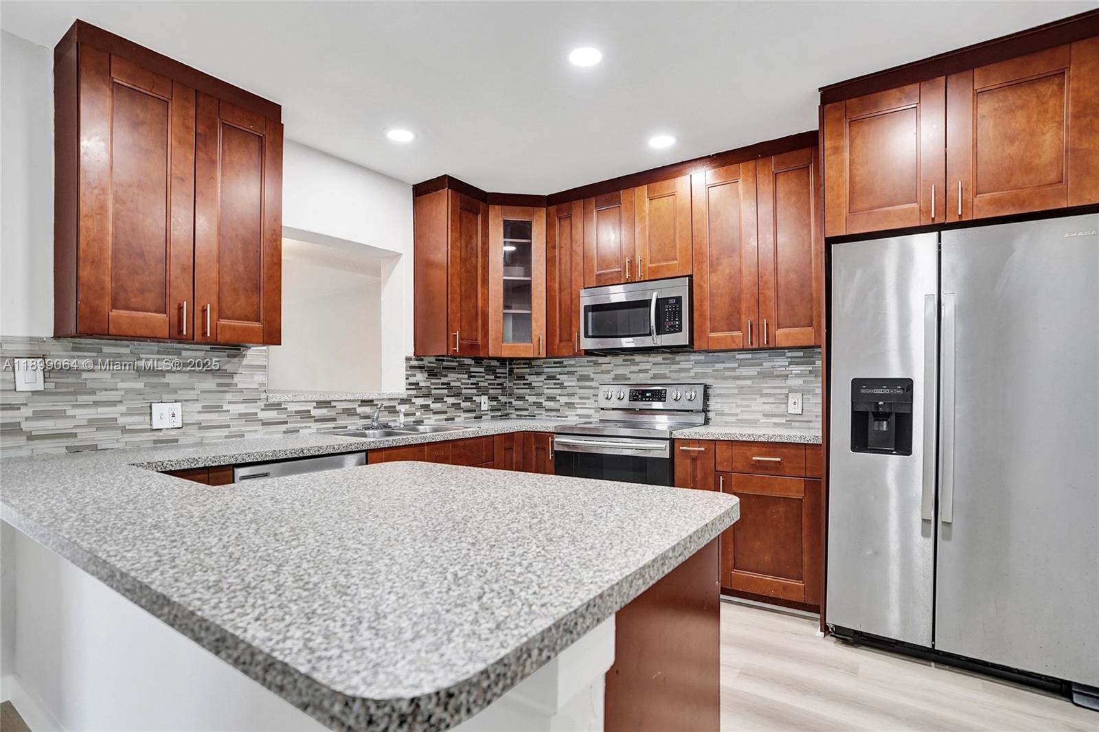 BROADVIEW COUNTRY CLUB - Residential Lease