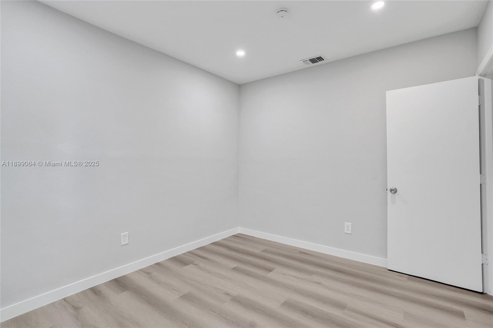 BROADVIEW COUNTRY CLUB - Residential Lease