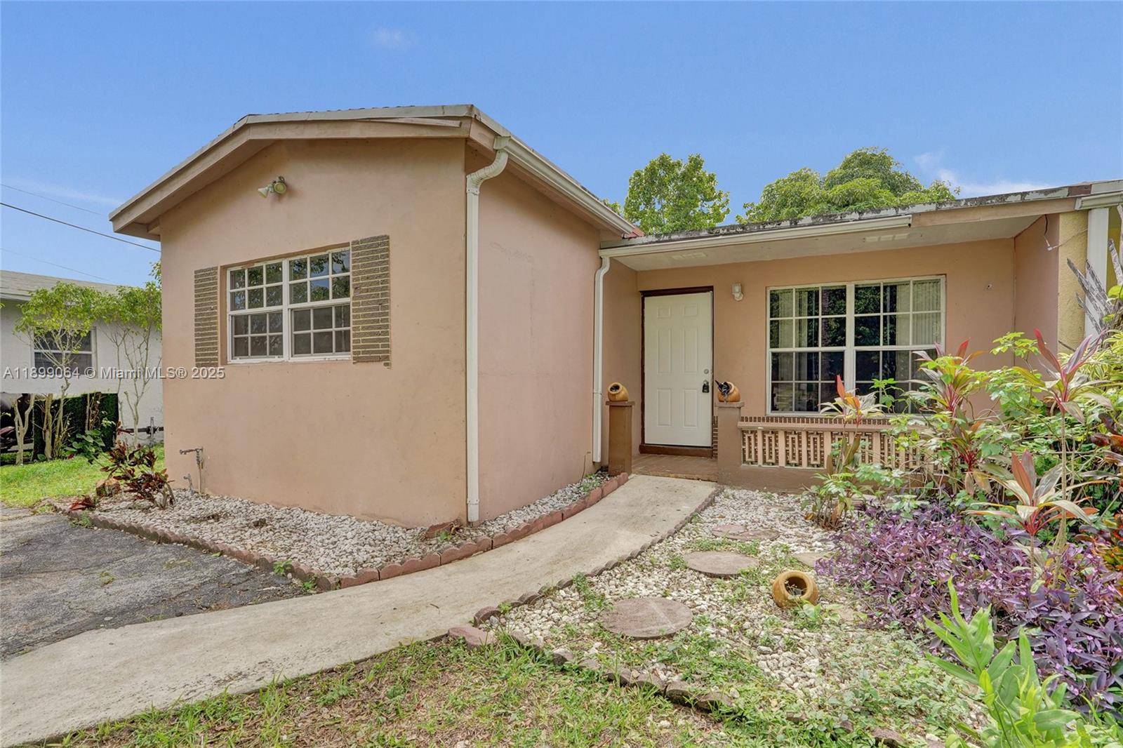 BROADVIEW COUNTRY CLUB - Residential Lease