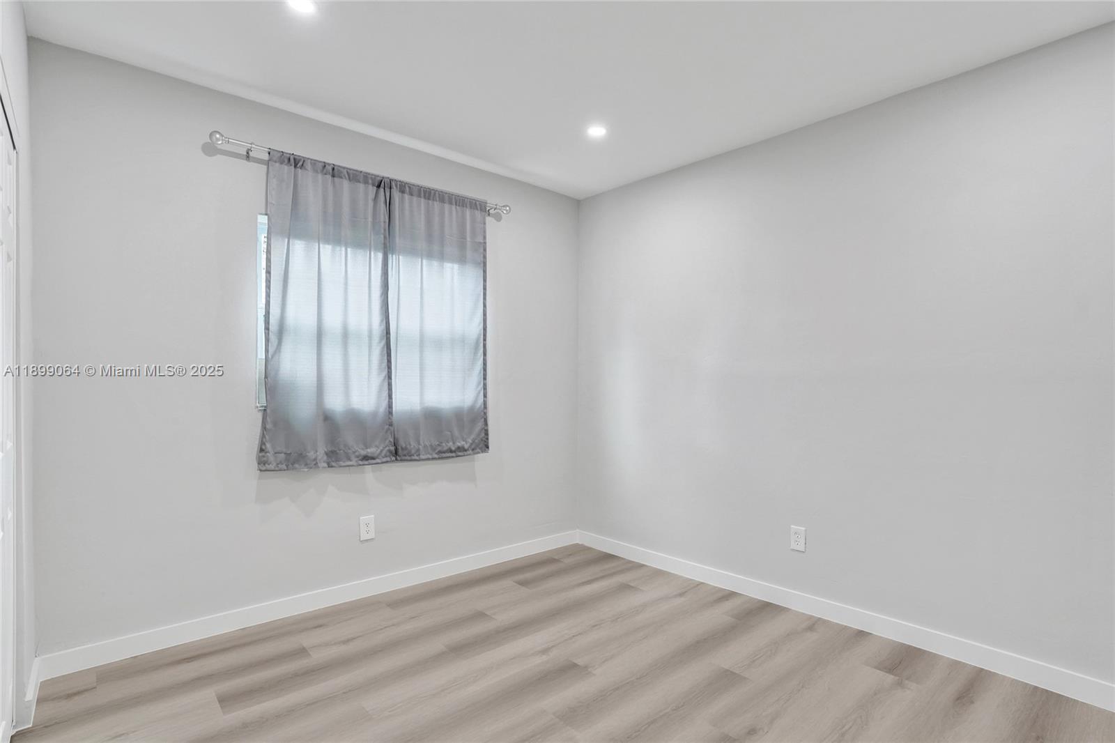 BROADVIEW COUNTRY CLUB - Residential Lease