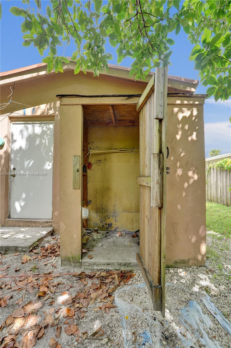 BROADVIEW COUNTRY CLUB - Residential Lease