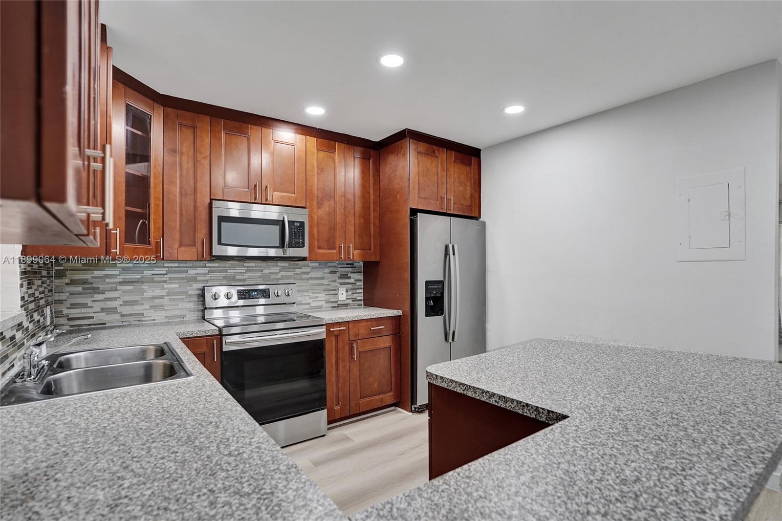 BROADVIEW COUNTRY CLUB - Residential Lease