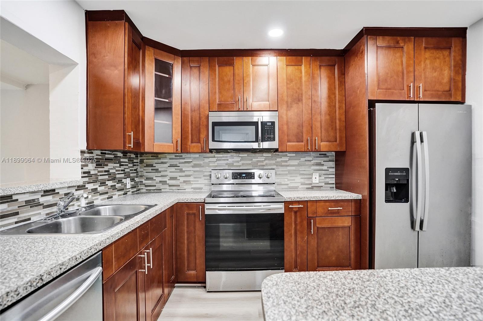 BROADVIEW COUNTRY CLUB - Residential Lease