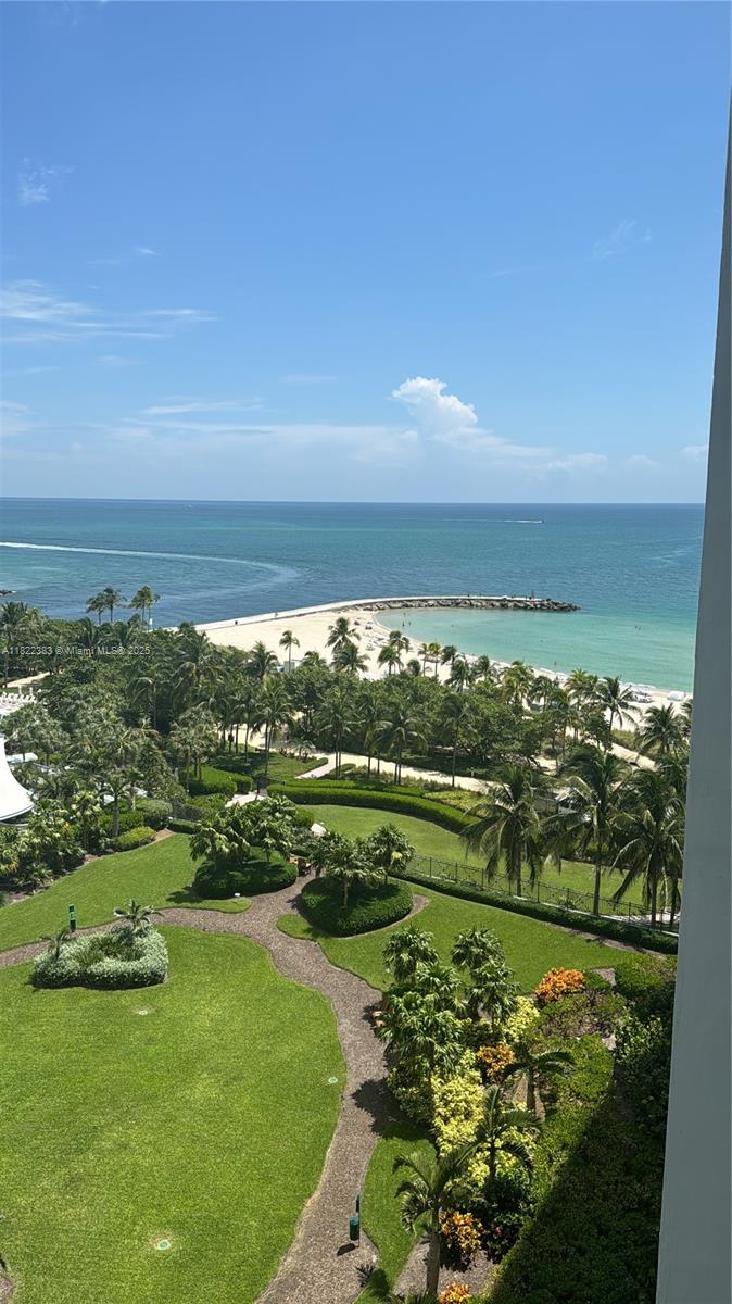 Beautiful Studio at The Amazing Harbour house in Bal Harbour , fantastic beach view . Tastefully furnished . Big Walking closet . Condominium amenities like a 5 star hotel , fantastic big gym facing the pool , saunas and lockers inside. Little market and restaurant inside building with delivery options to your apartment or beach.
Beach service, 2 pool lounges , one umbrella per apartment. Lobby attended 24hrs. Cinema room. Party room for your events and parties. Walking distance to Bal Harbour Mall and restaurants. Walking board on beach to walk, run, bicycle all teh way to south Beach. free Yoga on the beach on Sundays, great summer events by Bal harbour city hall . don't miss this opportunity to a great lifestyle in Bal Harbour, best area in Miami Beach . peaceful, stylish ,safe!!