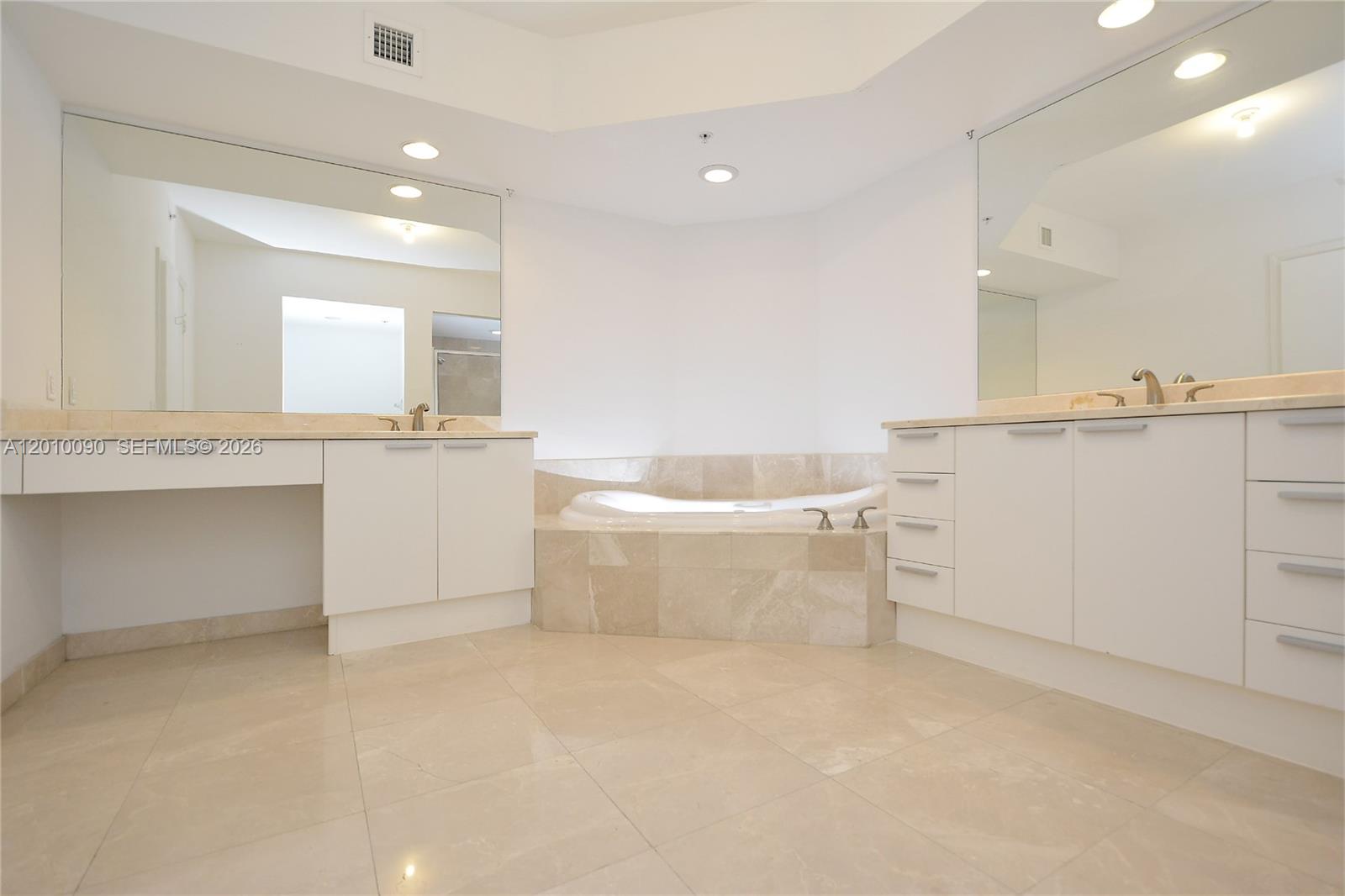 THE OAKS I CONDO - Residential