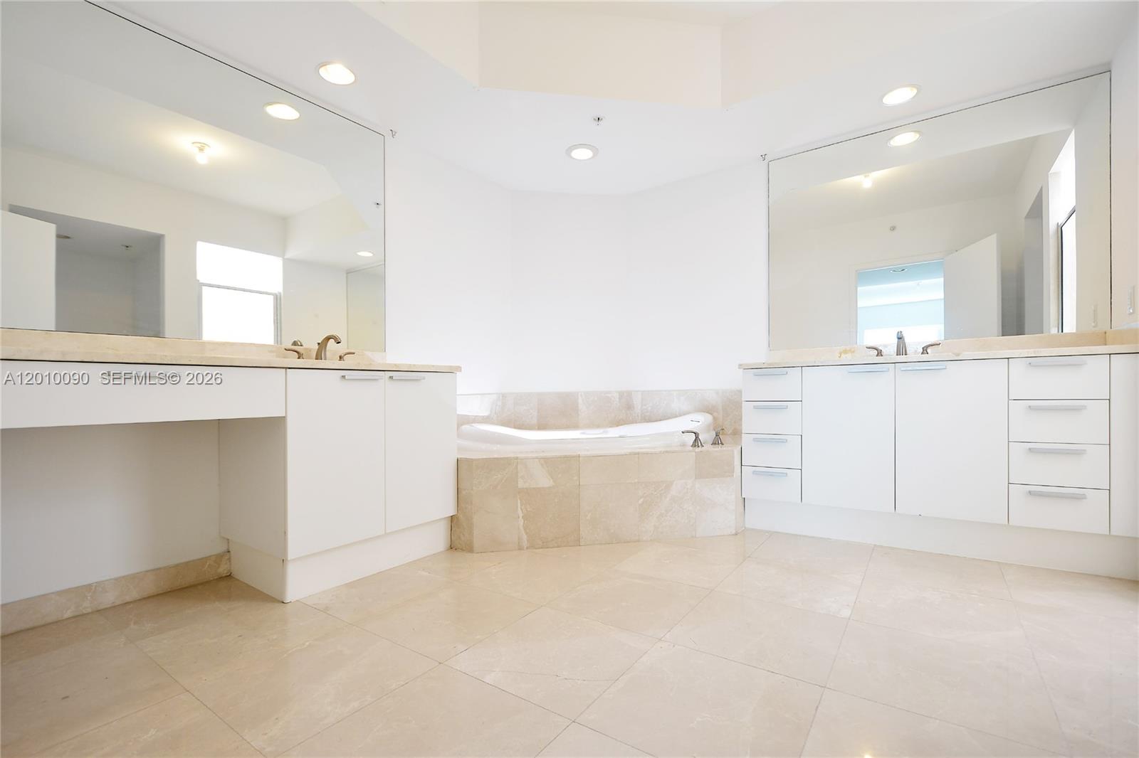 THE OAKS I CONDO - Residential