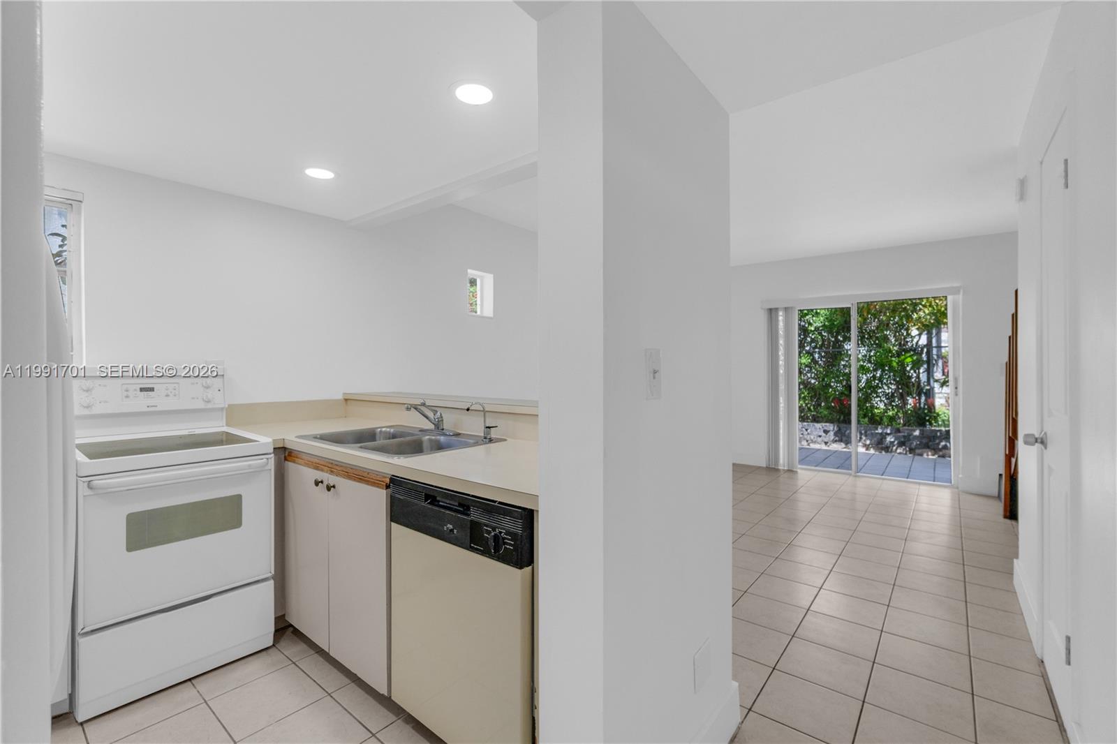 ALHAMBRA MANORS CONDO - Residential