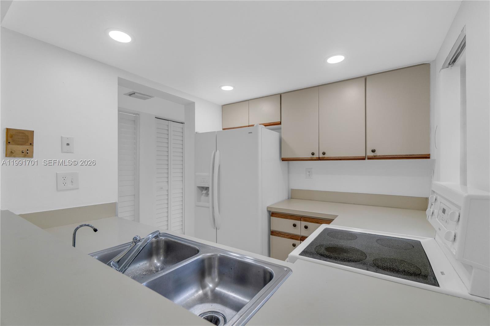 ALHAMBRA MANORS CONDO - Residential