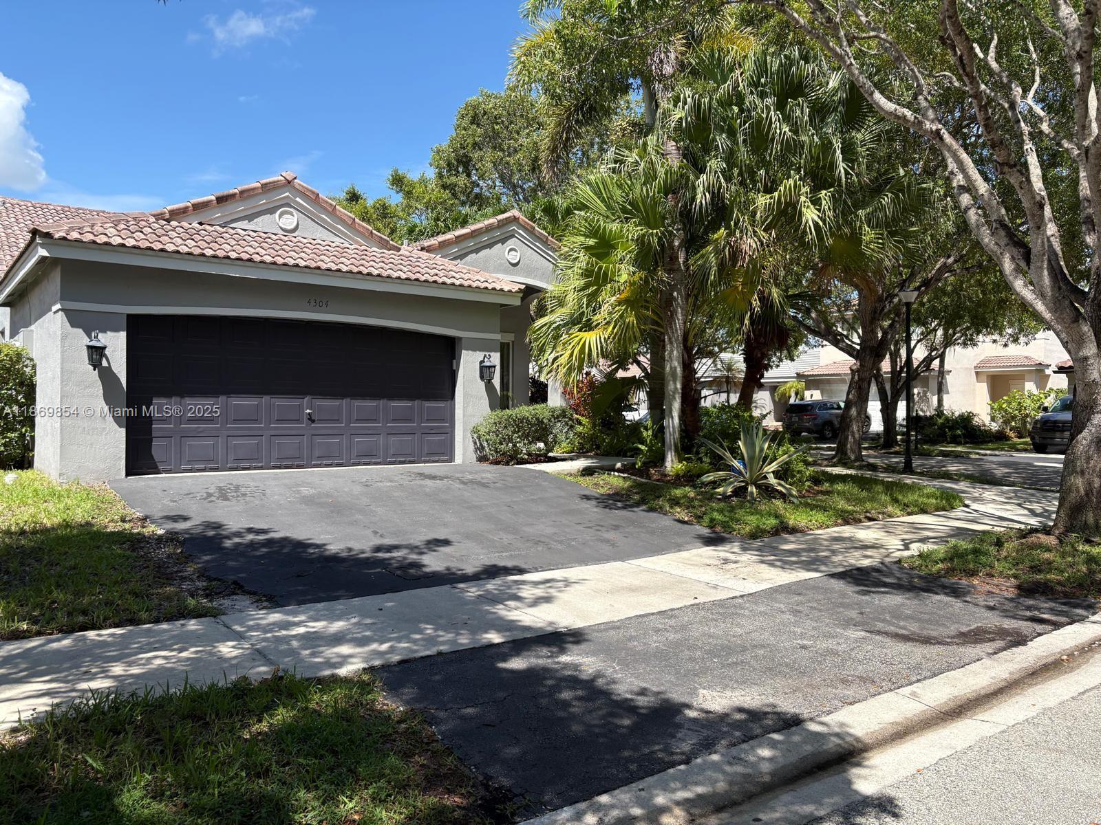 This exceptional 3-bedroom, 2-bath one-story home with a beautiful pool in the highly desirable gated community of The Ridges, featuring excellent schools nearby. The community offers pools, tennis/basketball/volleyball courts, as well as picnic and BBQ areas. Easy access to I-75 & I-595. Close to the library and shopping plazas.