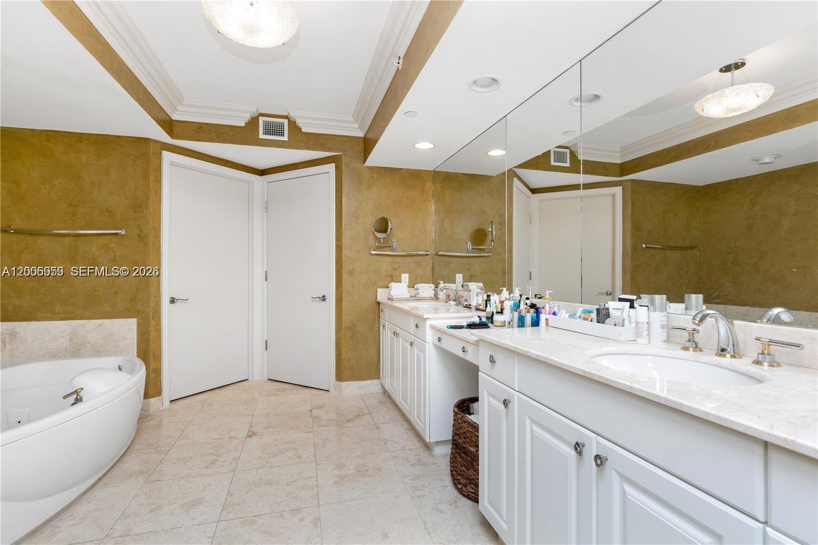 HAMPTONS SOUTH CONDO - Residential