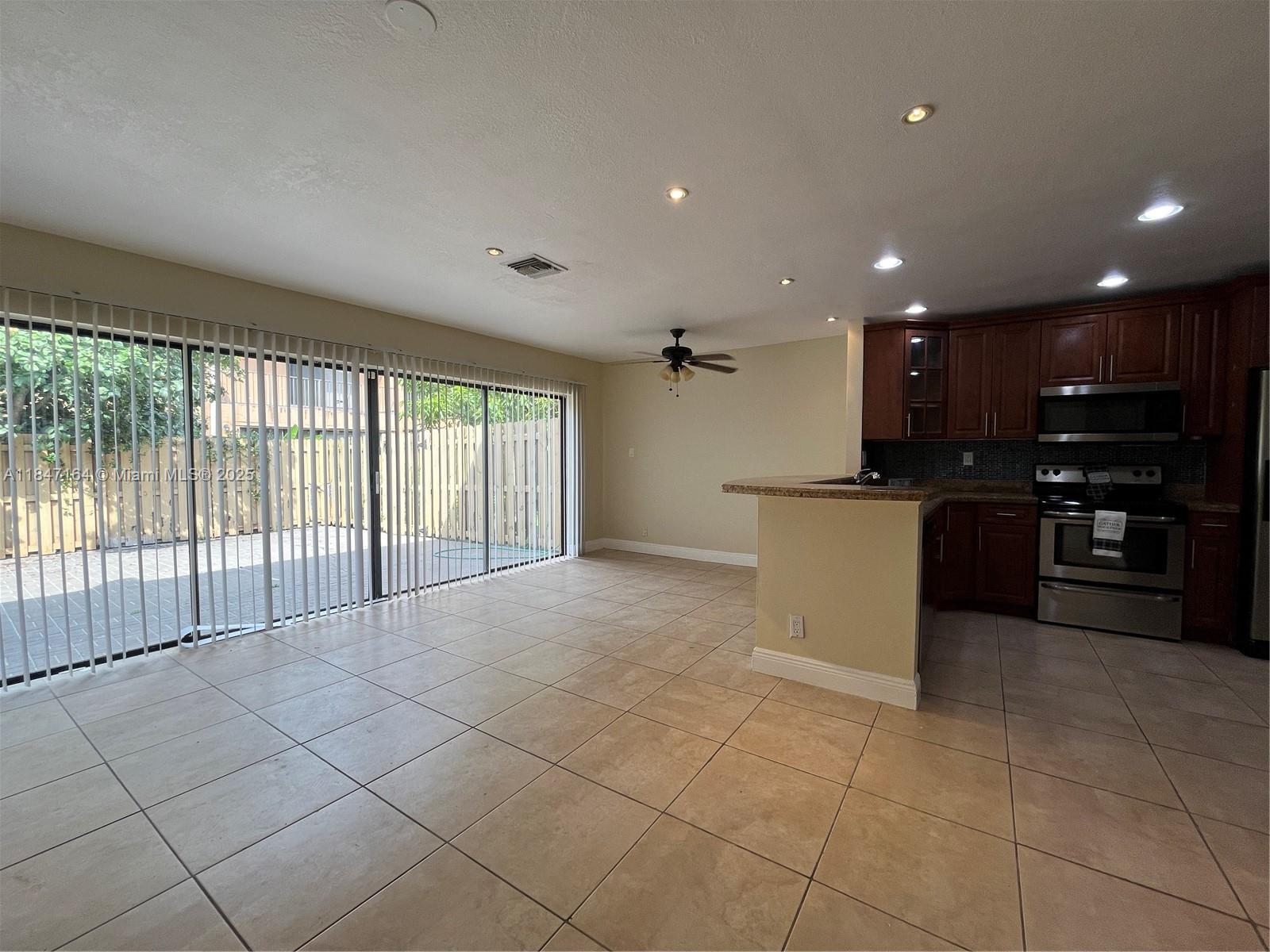 8016 NW 29th St, Sunrise, FL, 33322/$360,000 2 8016 NW 29th St