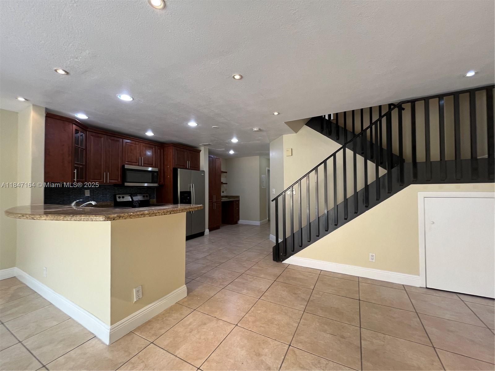 8016 NW 29th St, Sunrise, FL, 33322/$360,000 3 8016 NW 29th St