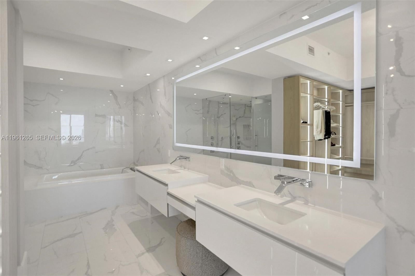 PRIVE CONDO - Residential