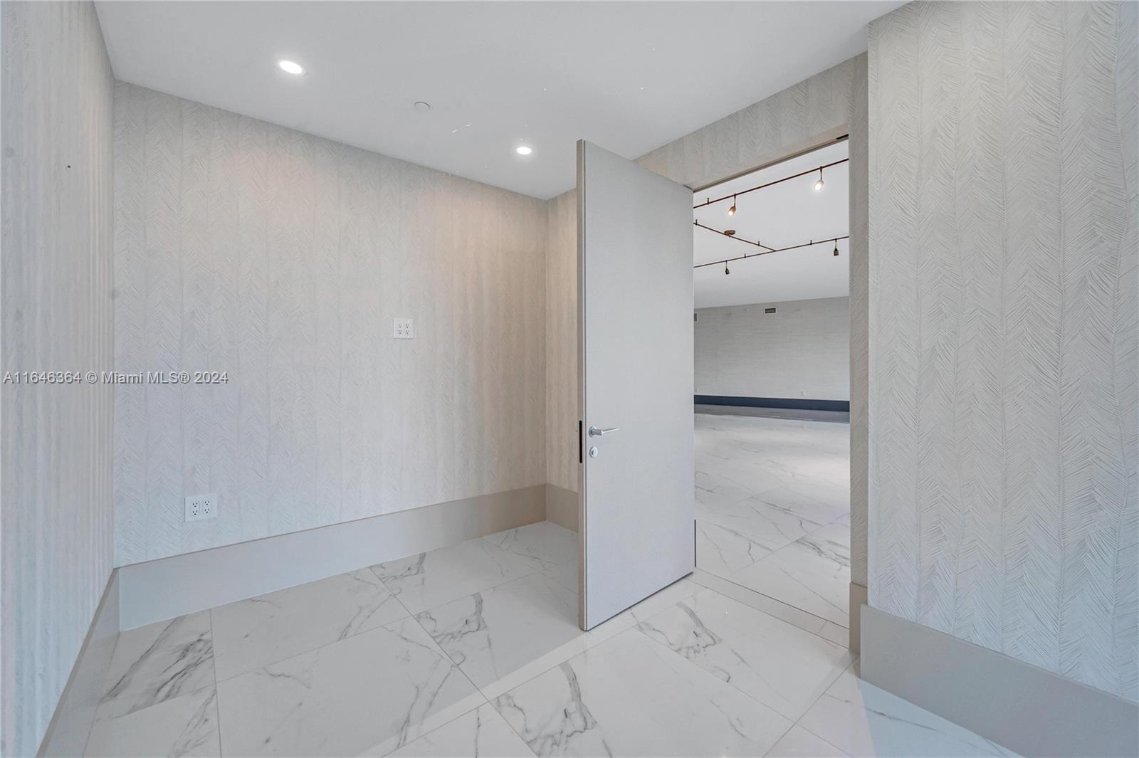 PRIVE CONDO - Residential