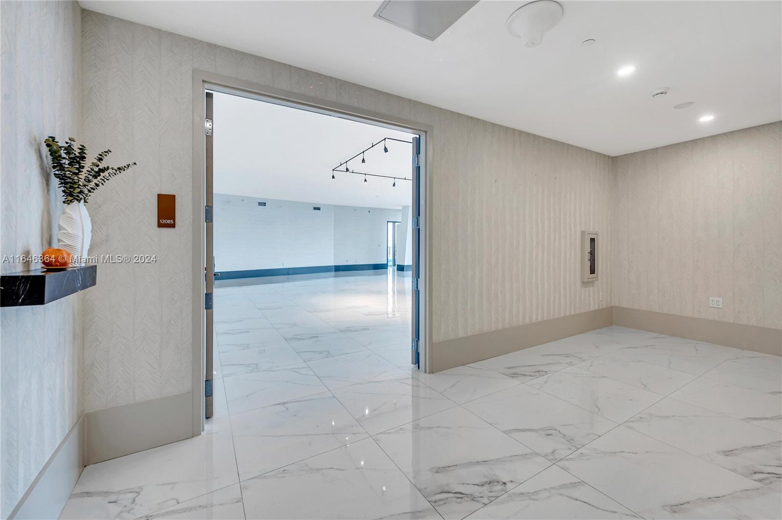 PRIVE CONDO - Residential
