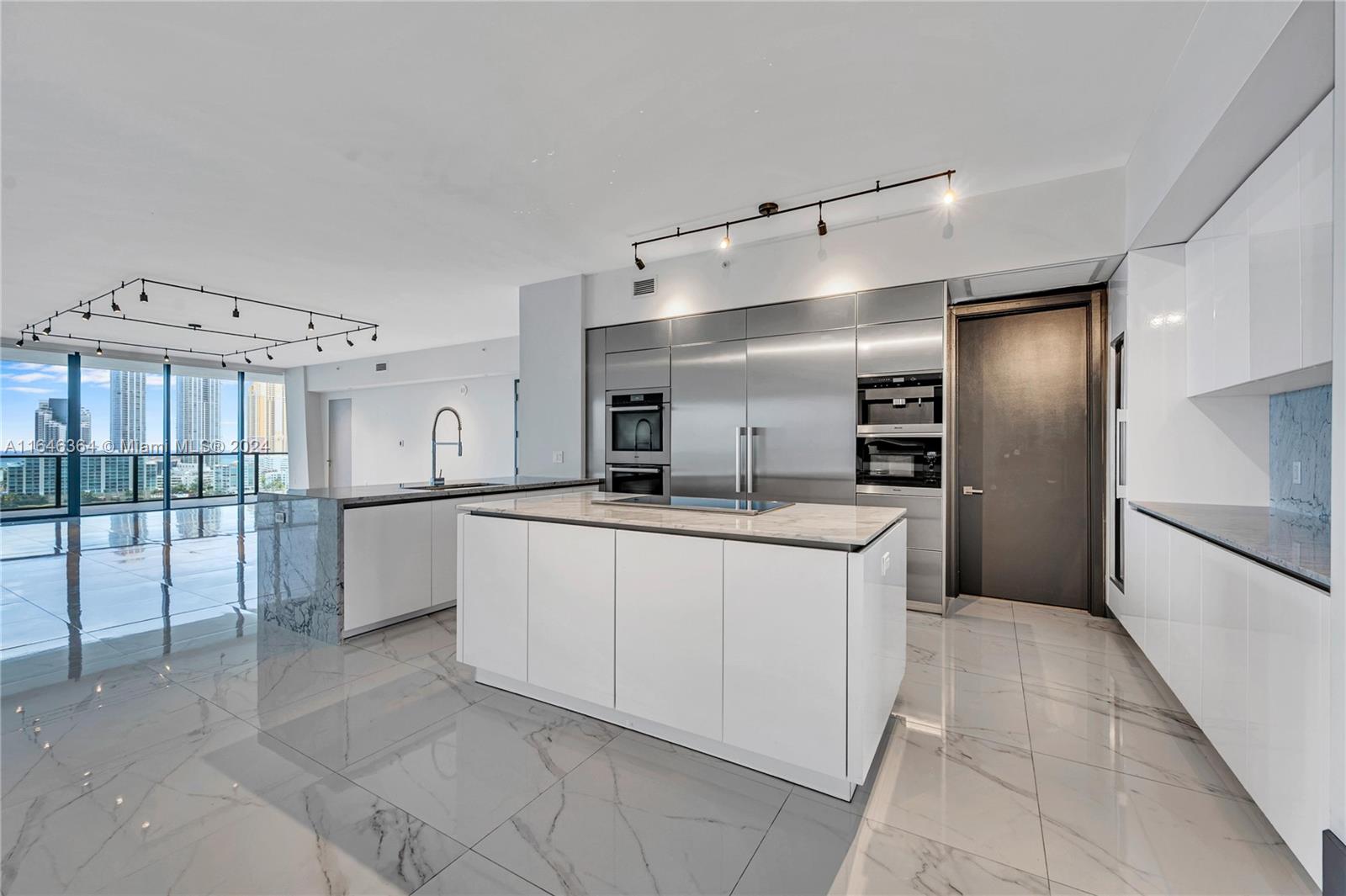 PRIVE CONDO - Residential