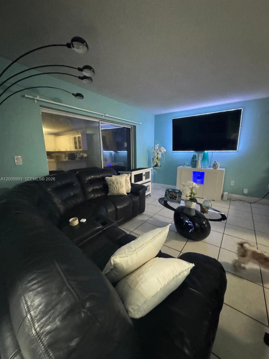 TAMIAMI LAKES SEC 5 - Residential