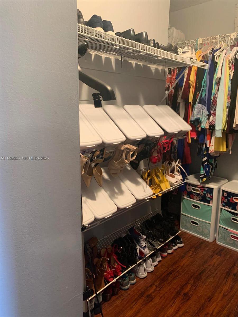 TAMIAMI LAKES SEC 5 - Residential