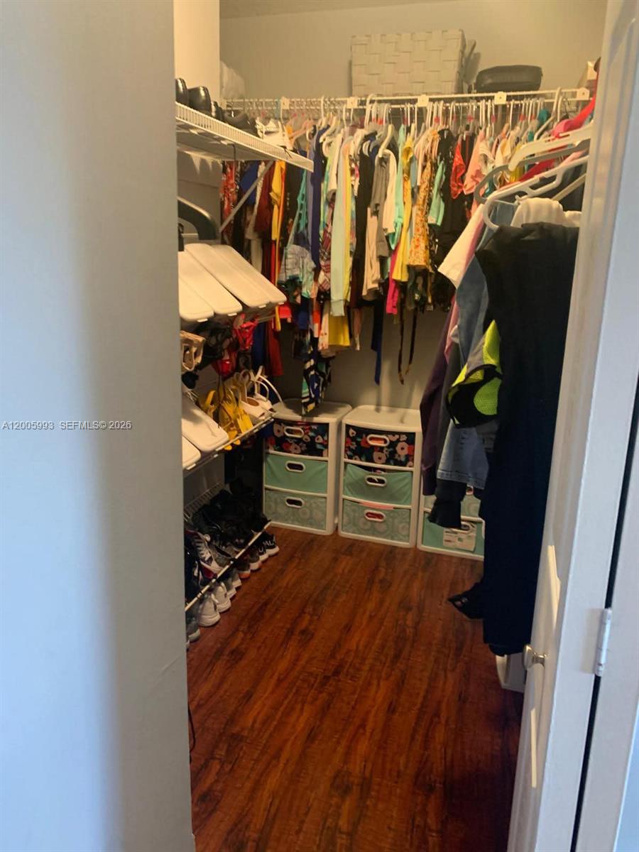 TAMIAMI LAKES SEC 5 - Residential