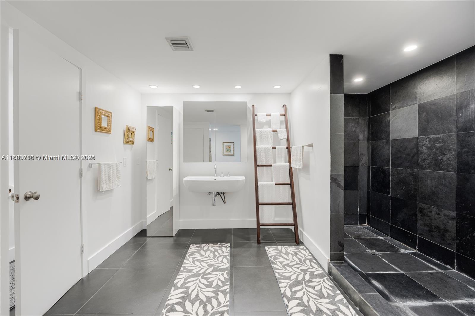 THE SHORES CONDO - Residential