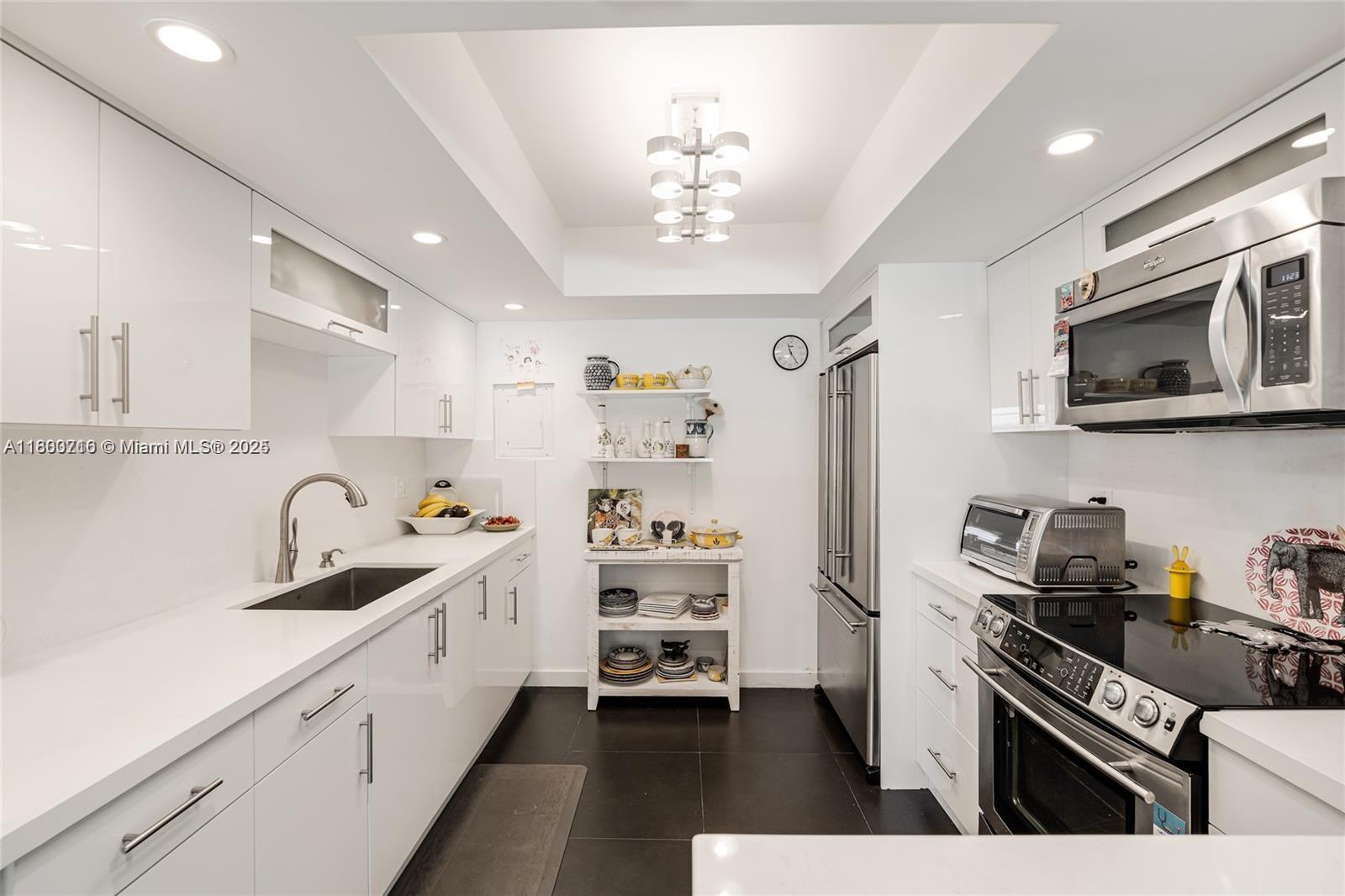 THE SHORES CONDO - Residential