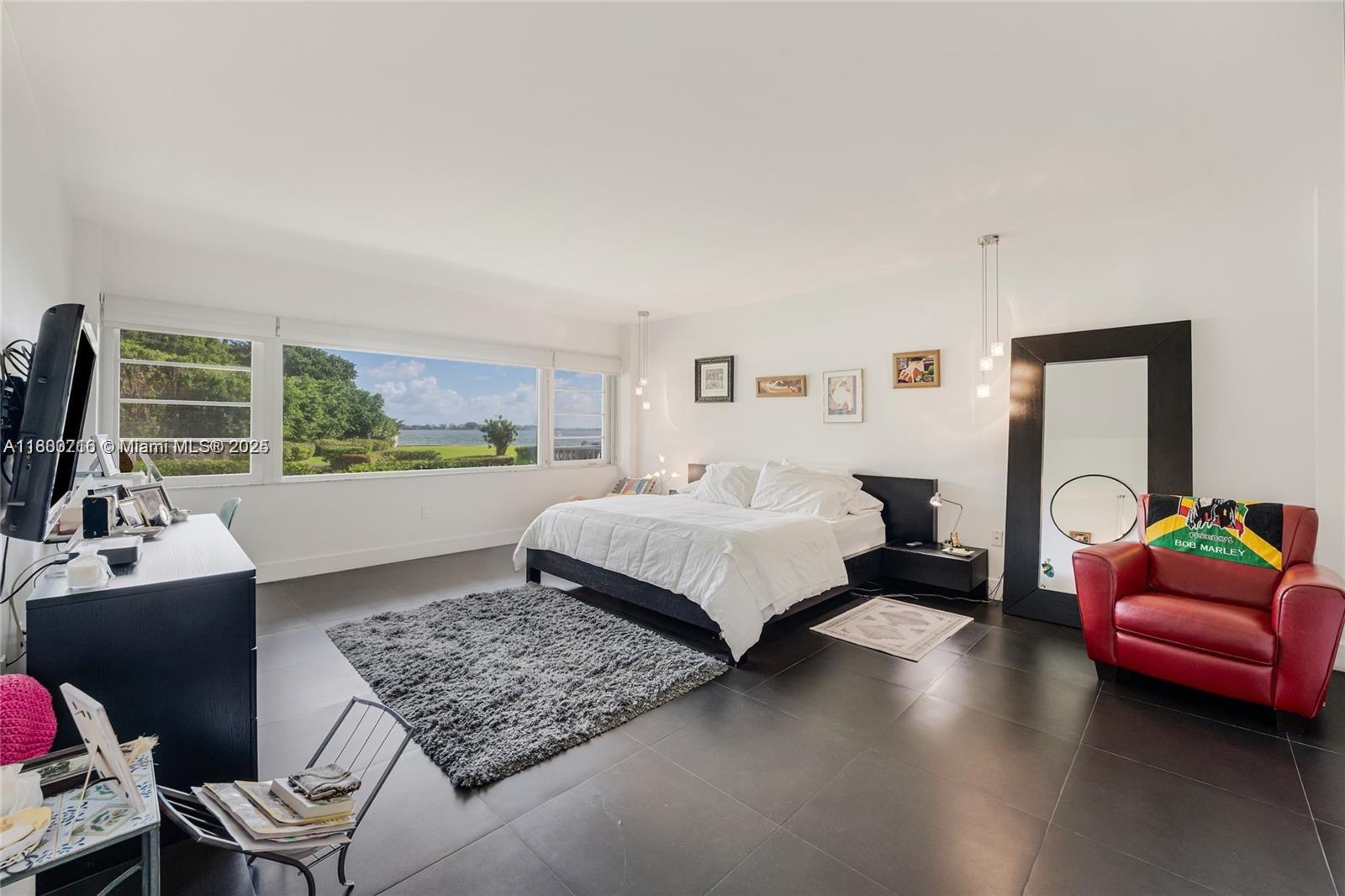 THE SHORES CONDO - Residential