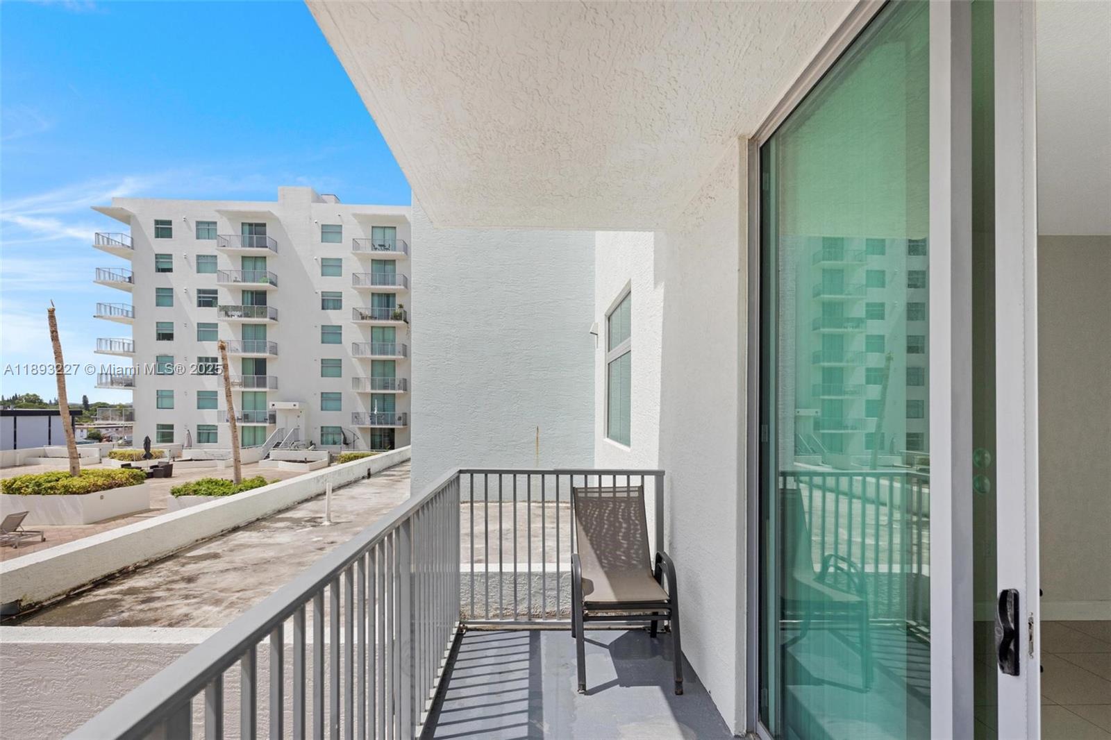 HOLLYWOOD STATION RES CON - Residential